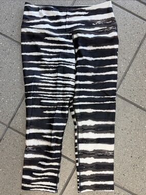 Woman Black & White Striped Active Leggings